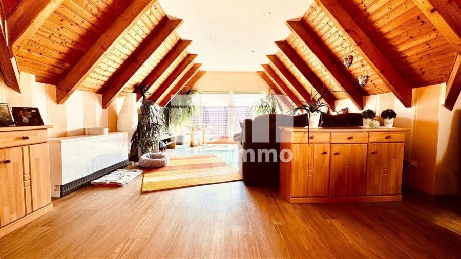 Schönes Mehrfamilienhaus geteilt nach WEG mit umfangreichen Nutzflächen und Traumgrundstück - WE 3 - 2.OG / DG Wohn / Esszimmer / offen